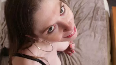 Photo session on the bed with the beautiful Belgian Milf Alice Maze photo 11