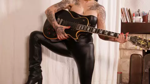 Photo shoot with stunning MILF Alicia Dark and a Gibson Les Paul photo 4
