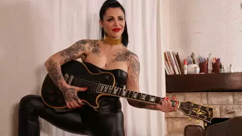 Photo shoot with stunning MILF Alicia Dark and a Gibson Les Paul photo 5