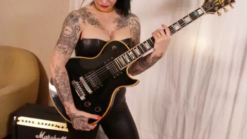 Photo shoot with stunning MILF Alicia Dark and a Gibson Les Paul photo 6