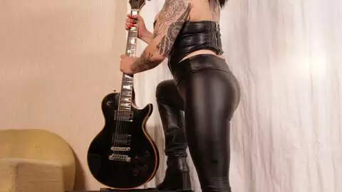 Photo shoot with stunning MILF Alicia Dark and a Gibson Les Paul photo 7