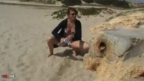 Anastasia Kass peeing on the beach photo 15