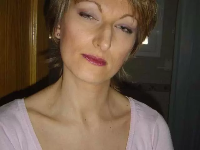 Selfies pictures of blonde Estelle Clark  photo 1