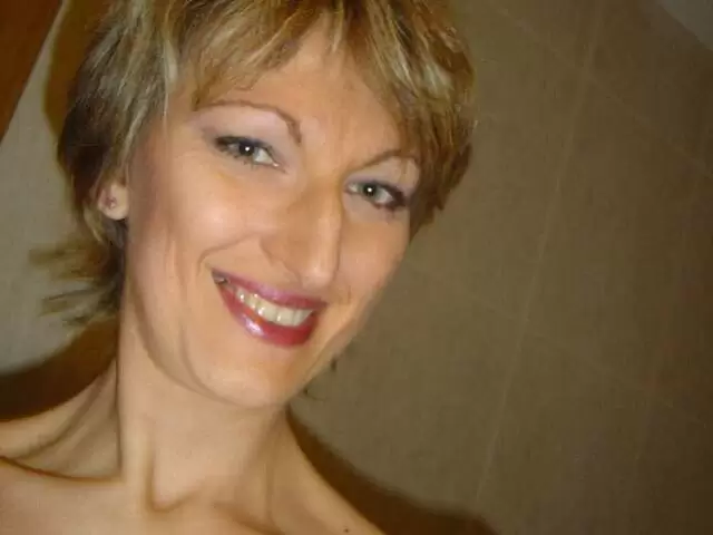 Selfies pictures of blonde Estelle Clark  photo 3