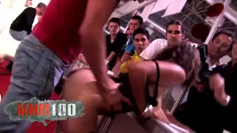 Charlotte de Castille se fait baiser en Public par Phil Hollyday au salon du Ficeb 2007 photo 11