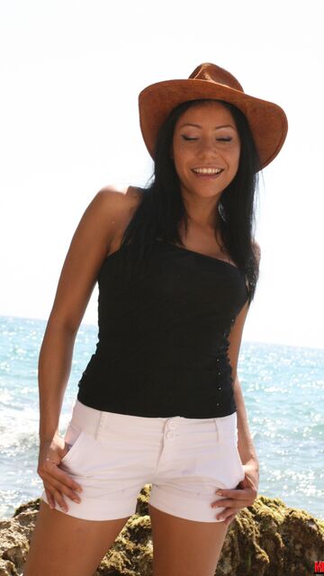 Lara Tinelli Free Sexy Photo #002