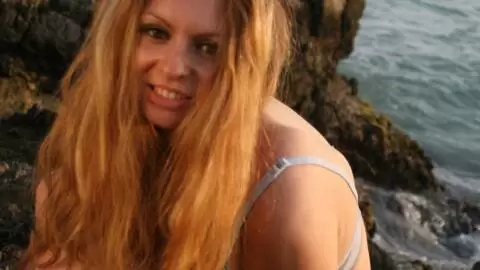 Lena Harrys posing for some photos on the beach photo 4