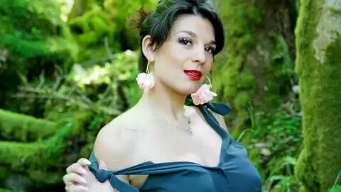 Photo session with busty french babe  Lola Deluca