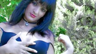 Nice brunette luna negra doing