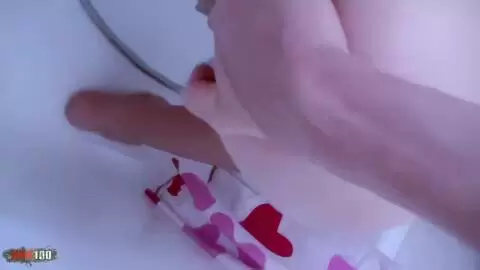 French brunette amateur Missguapa is naughty in the bathtub photo 13