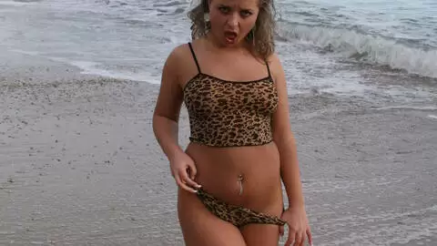 Teen exhibs at the beach photo 6