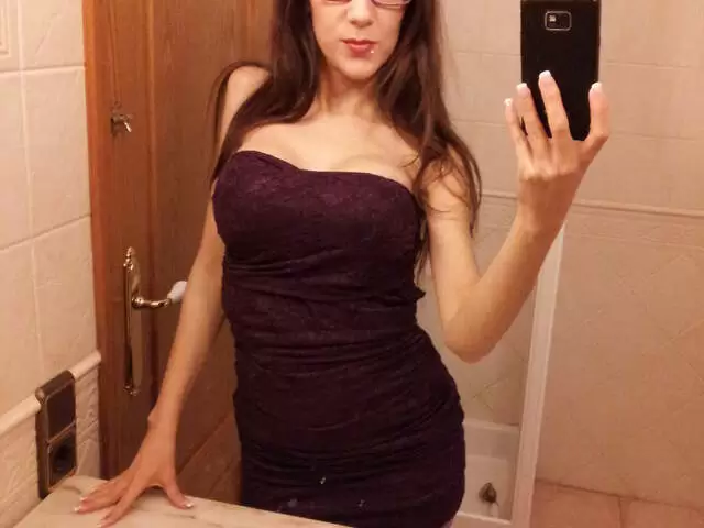 Selfies pictures of brunette with big tits Noa  photo 1