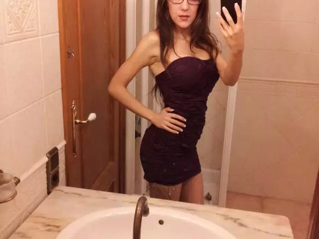 Selfies pictures of brunette with big tits Noa  photo 3