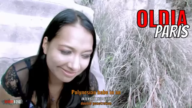 Polynesian babe in an intensive trio with double penetration