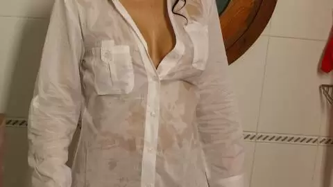 Shannya Tweeks gets wet and messy in the bathtub