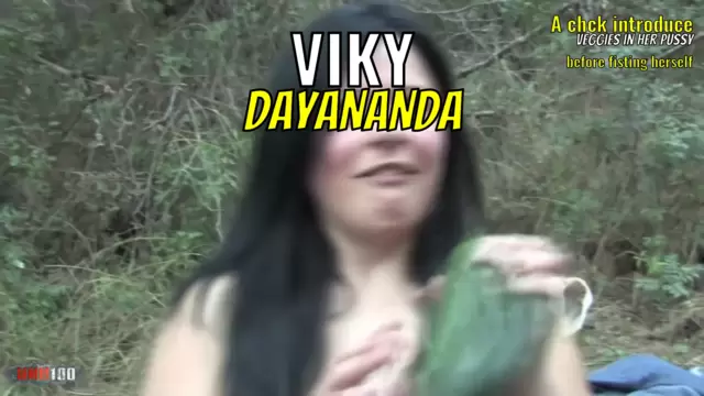 A chck introduce veggies in her pussy before fisting herself